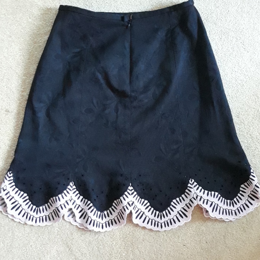 Really cute skirt with light pink trim - Picture 3 of 4